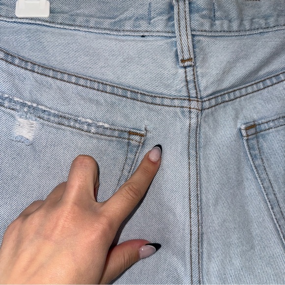 Abercrombie and fitch mid rise boyfriend distressed shorts light wash 30/ 10 - Picture 4 of 5